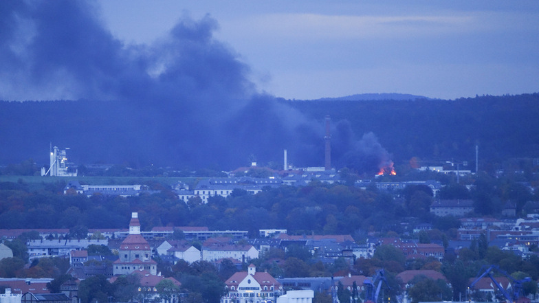 Eine schwarze Rauchsäule steigt am Morgen des 21. Oktober 2021 über der Dresdner Albertstadt auf. Nur einer von mehreren spektakulären Einsätzen, zu denen die Feuerwehr im vergangenen Jahr gerufen wurde.