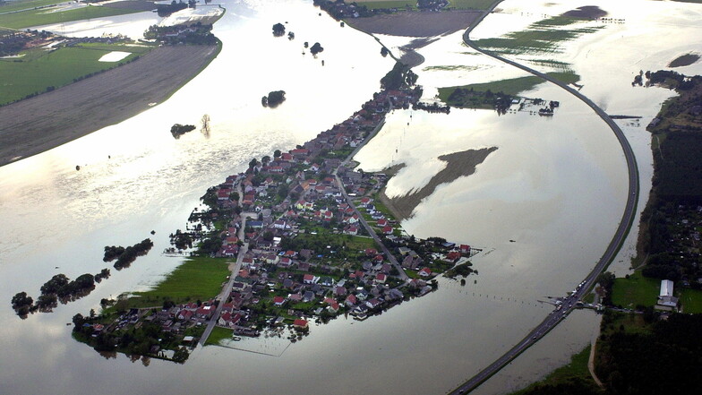 Viele Häuser standen im Jahr 2002 während des Elbe-Hochwassers auch in Gohlis bei Riesa in den Fluten. Mit Booten wurden Anwohner evakuiert.