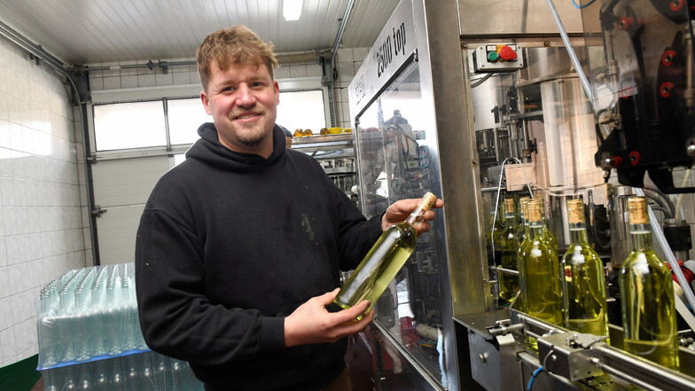 Auch Weingutschef Matthias Schuh aus Coswig-Sörnewitz hilft in diesen Wochen mit beim Abfüllen und begutachtet den Pesterwitzer Rebensaft.