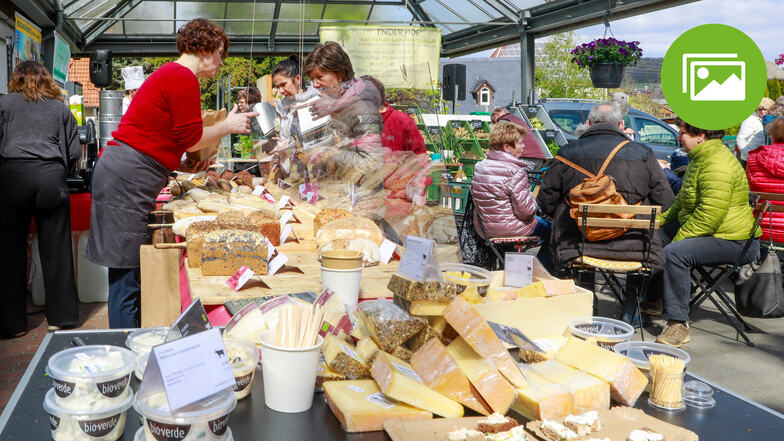 Der erste Regio-Markt in Eibau mit allerlei heimischen Produkten wie Käse von "Bio im Bahnhof" aus Görlitz und Brot von der Görlitzer Brotschmiede fand Anklang.