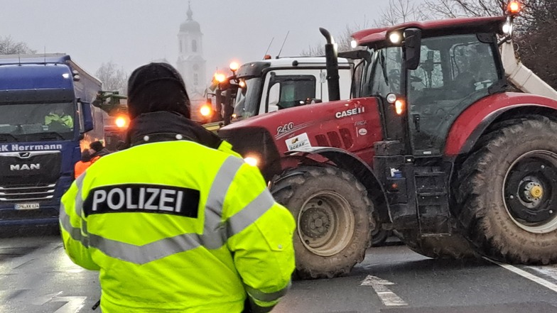 Seit Freitagmorgen blockieren Landwirte die Autobahnauffahrt Uhyst der A4 im Landkreis Bautzen.