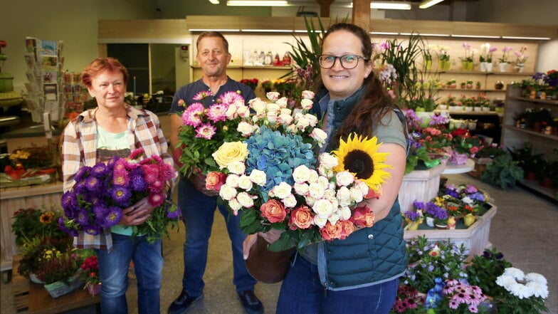 Sabine und Horst Scheffler freuen sich, dass ihre Tochter Astrid Sebök (vorn) in den nächsten Jahren ihre Traditions-Gärtnerei übernehmen will. Die neue Blumenscheune gehört ihr bereits.