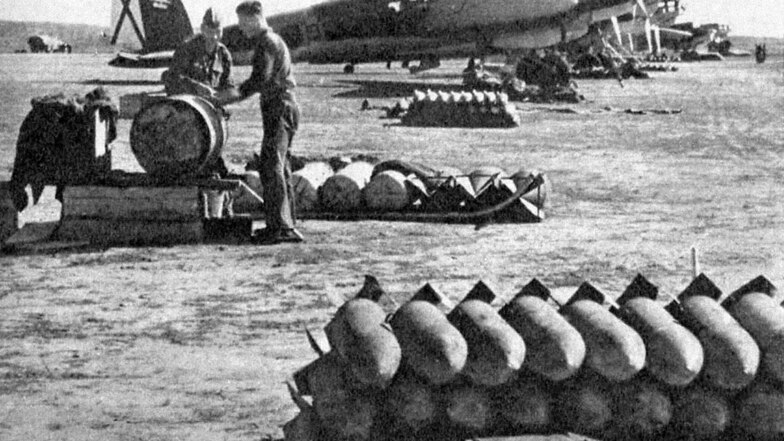 Soldaten der Legion Condor bereiten die Betankung und Beladung eines Flugzeuges Heinkel He-111 vor. Während des spanischen Bürgerkrieges zerstörte die Einheit im April 1937 die baskische Stadt Guernica.