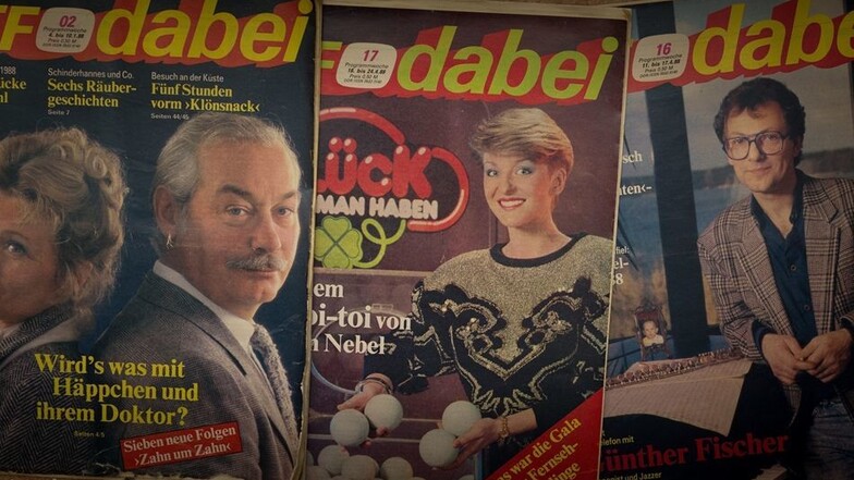 Prominente Künstler wie Helga Piur, Alfred Struwe, Carmen Nebel und Günther Fischer (v.l.) werben auf den Titelseiten der Zeitschrift FF dabei für das Fernsehprogramm der DDR. Die Zeitschrift und ihre Vorgänger gab es von 1946 bis 1996, sie kostete anfang