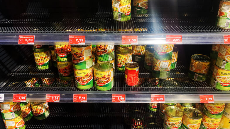 Große Lücken sind in den Regalen mit Konserven in einem Berliner Supermarkt zu sehen. Die Angst vor dem Coronavirus sorgt für Hamsterkäufe.