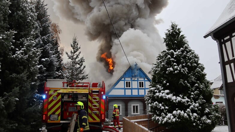 Tragischer Tod: Mann stirbt in brennendem Umgebindehaus in Großschönau