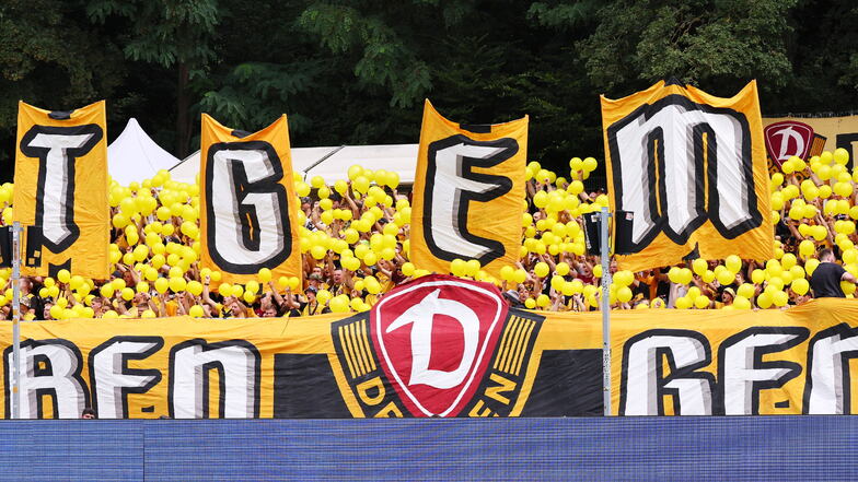 Die Fans der Dresdner präsentieren vor dem Anpfiff der Partie eine Choreografie mit Luftballons und Doppelhaltern.