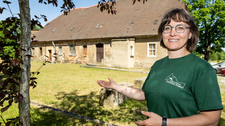 Katrin Poike vom Naturschutzzentrum in Neukirch vor der Alten Brennerei. Der Verein hat den Zuschlag für das alte Wirtschaftsgebäude bekommen und will es für seine Vereinsarbeit ausbauen.