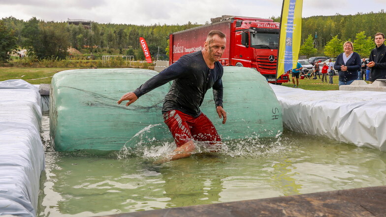 Nach knapp zwölf Kilometern müssen die Teilnehmer wie hier Hindernisse im Wasser überspringen. Zum Glück war es an dem Tag nicht kalt.