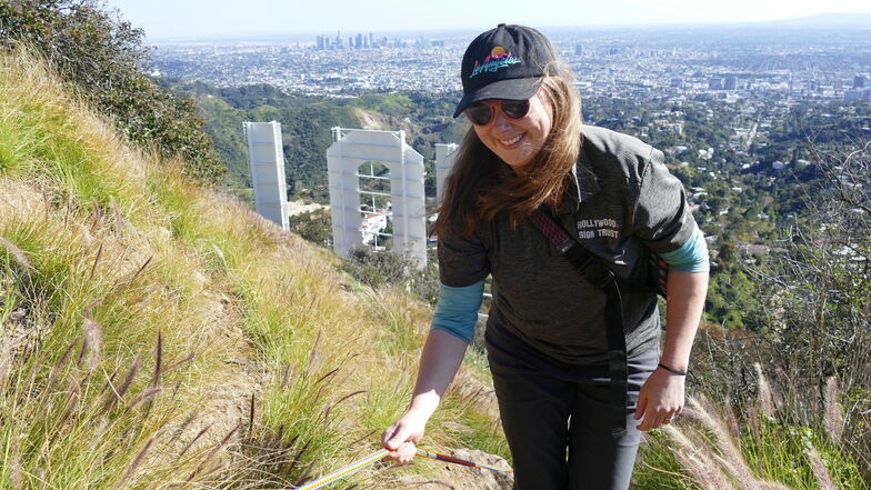 Diana Wright, Guide des Hollywood Sign Trust, führt bei einem Ortstermin eine Gruppe durch den steilen Canyon zu dem Schriftzug.