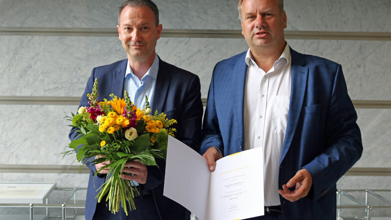 Dresdens neuer Bildungsbürgermeister heißt Jan Donhauer (l.) . Er wurde am Dienstag von Oberbürgermeister Dirk Hilbert ernannt.