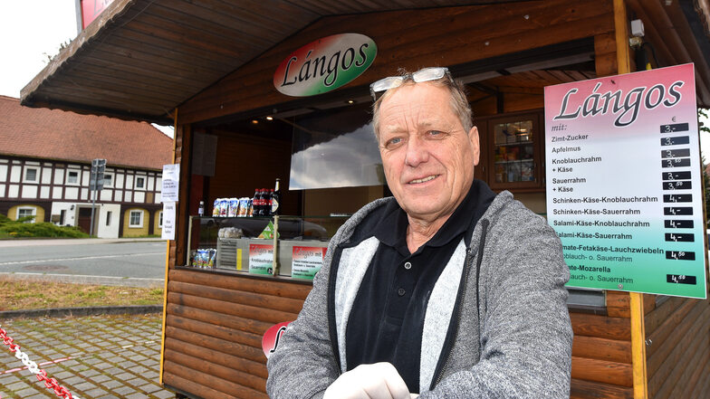 Andreas Thieme verkauft seine Langos auf dem Parkplatz neben dem Gemeindeamt an der B96 in Niederoderwitz.