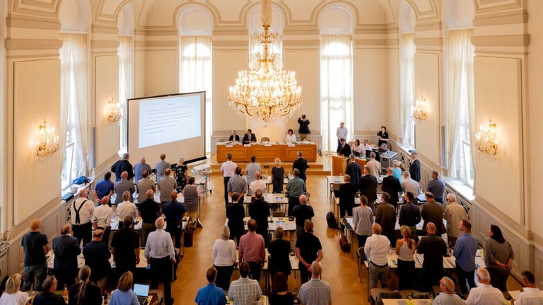 Die erste konstituierende Sitzung des neuen Bautzener Kreistages im Großen Saal des Landratsamtes fand am 19. August 2024 statt. Hier verpflichtet Landrat Udo Witschas (CDU) gerade die Kreisräte und nimmt ihnen das Gelöbnis ab.