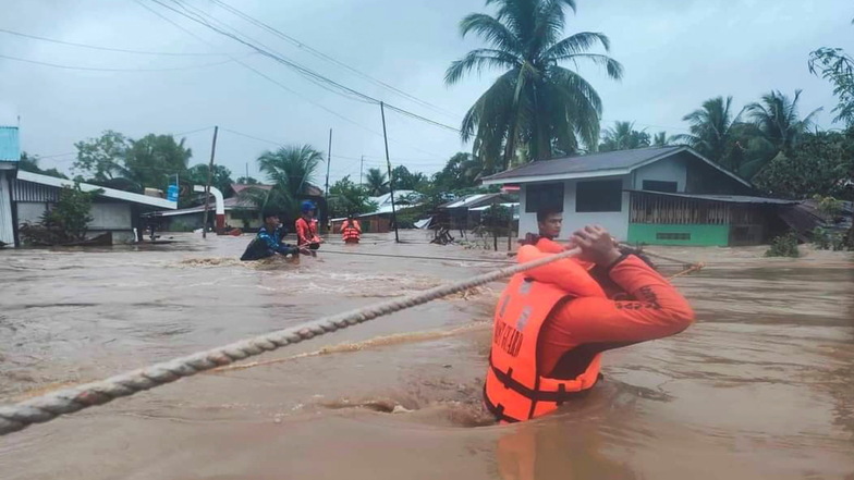 Philippinische Rettungskräfte evakuieren Bewohner in der südlichen Provinz Maguindanao aus den überfluteten Gebieten.