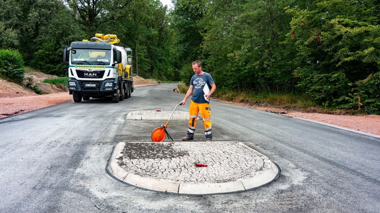 Die Querung der Staatsstraße 32 kurz vor Gebersbach ist bis auf die Markierungsarbeiten abgeschlossen und auch die Asphaltierung eines Teilstücks der Straße wurde bereits beendet.