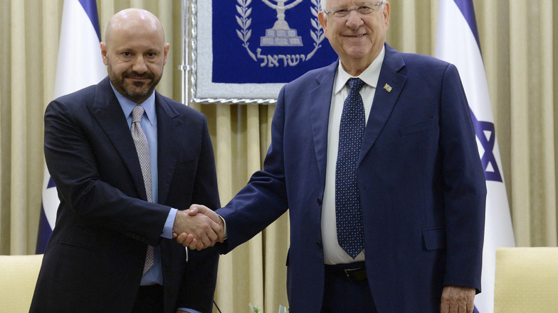 Reuven Rivlin (r), Staatspräsident von Israel, schüttelt die Hand von Geschäftsmann Abdallah Chatila. 