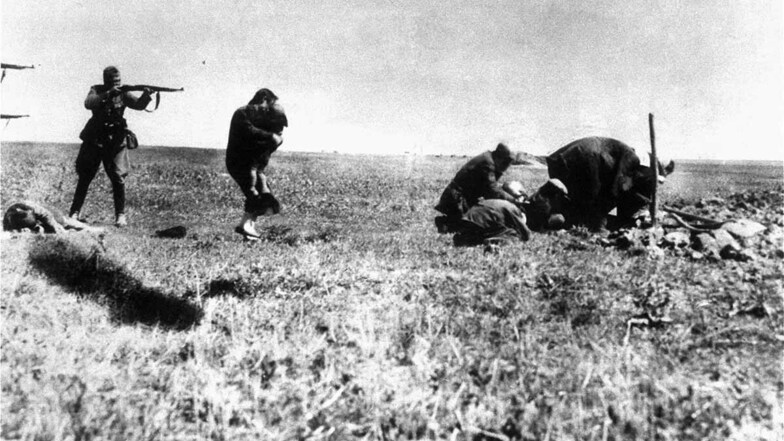 Die SS stellte die meisten "Sonderkommandos", die hinter der Ostfront wie hier 1942 in der Ukraine Massaker und Massenmorde an der Zivilbevölkerung begingen, hauptsächlich an Juden.