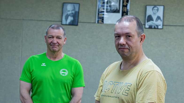 Im KAB Großenhain bei Hubertus Marx (l.) hat Kampfsporttrainer Frank Gollmer (r.) seit 1993 eine Heimat. Er brachte die Selbstverteidigung in die Stadt. Im Hintergrund: seine Wing-Tsun-Vorbilder.