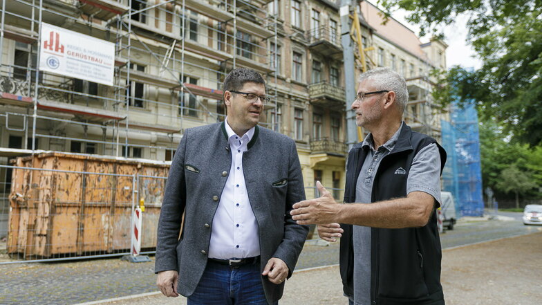 Kommwohnen-Chef Arne Myckert (l.) und Kommwohnen-Bauingenieur Joachim Wätzig stehen vor den drei Wohnhäusern am Leipziger Platz, die das Unternehmen auch für Senioren saniert.