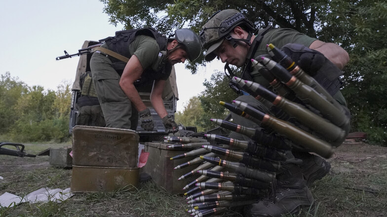 In der Ukraine werden russische Truppen weiter zurückgedrängt. Nun wird in Deutschland die Forderung nach weiteren Waffenlieferungen laut.