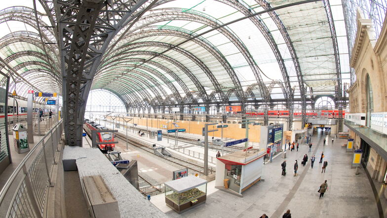 Die Bauarbeiten im Hauptbahnhof liefen stets abgeschirmt hinter Holzwänden bei vollem Zugverkehr, zeigt dieses Foto vom April 2020.