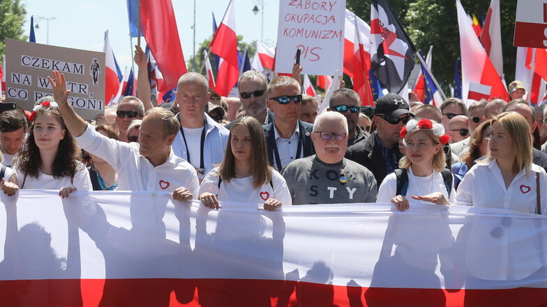 Neben Oppositionsführer Donald Tusk (2. v. li.) reihte sich auch der frühere Präsident Lech Walesa (4. v. li). in die Spitze des Demonstrationszuges ein. Walesa war Gewerkschaftsführer im kommunistischen Polen und leitete mit dem Streik auf der Werft in G