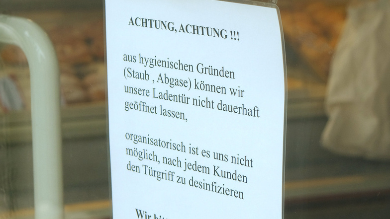 Die Bäckerei Liebe in Nossen hat auf eine neue Verordnung mit einem Schild in der Eingangstür reagiert.