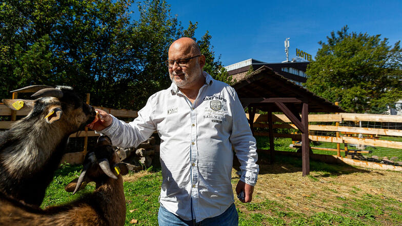 Nicht nur für Kinder eine Attraktion: Andreas Sämann, Manager im Zinnwalder Lugsteinhof, füttert zwei junge Ziegenböcke im neuen Kleintierzoo des Hotels.