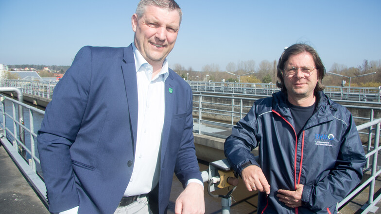Bürgermeister Rico Pfeiffer (l.) und Abwassermeister Pedro Kämpffe vor den Belebungsbecken der Kläranlage von Ottendorf-Okrilla. Künftig wird die Zusammenarbeit mit Dresden intensiviert.