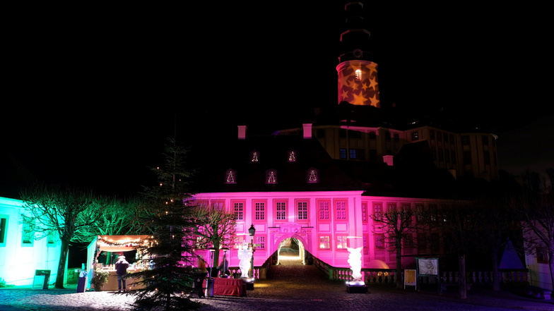 Weihnachtssterne verzaubern den Weesensteiner Schlossturm.