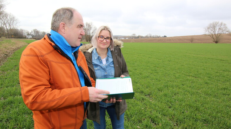 Agrar-Ingenieur Ulrich Klausnitzer berät Johanna Fuchs und andere Landwirte auch in Sachen Naturschutz. Hier begutachten beide einen sogenannten „Regreening-Streifen“.