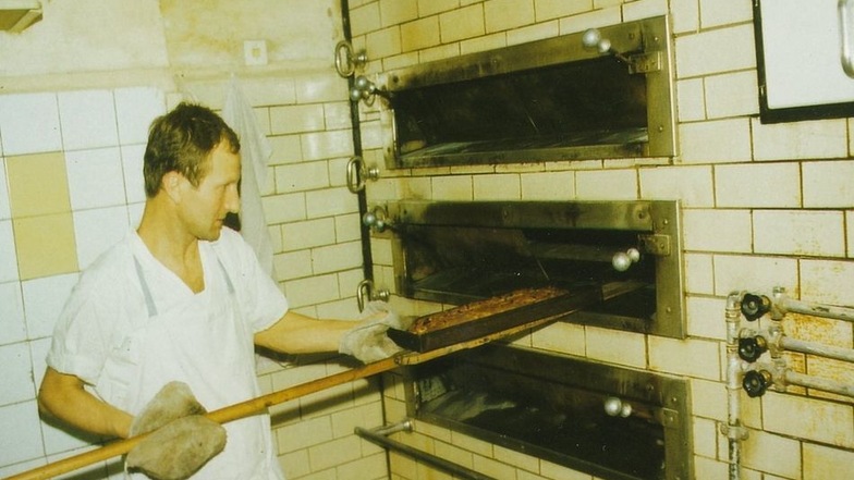 Dieter Saupe schiebt in den 1980er-Jahren einen Stollen in den Backofen seiner Bäckerei.