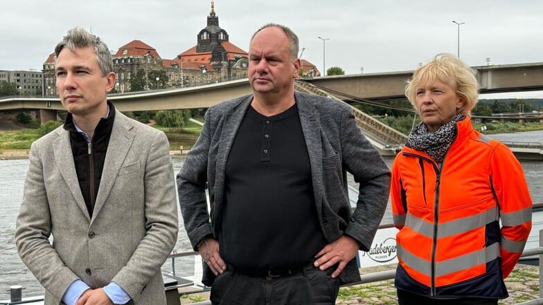 Baubürgermeister Stephan Kühn, Oberbürgermeister Dirk Hilbert und Simone Prüfer, Chefin des Straßen- und Tiefbauamtes, besichtigten am Mittwochnachmittag die eingestürzte Carolabrücke in Dresden.