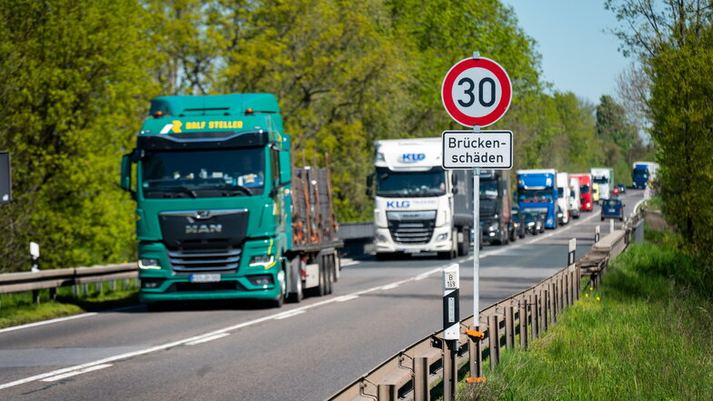 Auf der Bundesstraße 169 unweit der Autobahnauffahrt Döbeln-Nord ist im Bereich der Brücke über die Kreisstraße bei Gadewitz die Geschwindigkeit schon wieder einmal auf 30 Stundenkilometer reduziert worden.