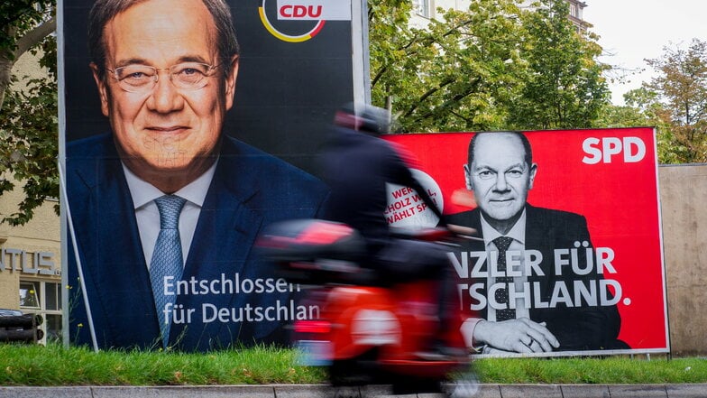 Die Menschen in Sachsen finden, dass nach dem Wahlsieg der SPD auch deren Kandidat Olaf Scholz (rechtes Plakat) Kanzler werden sollte. Armin Laschet genießt nur wenig Zuspruch.