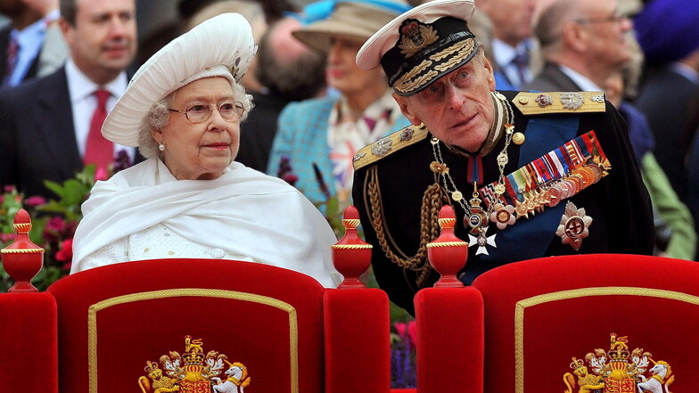 2012: Königin Elizabeth II. von Großbritannien und Prinz Philipnehmen anlässlich des 60. Thronjubiläums der Queen an einer Schifffahrt auf der Themse teil.
