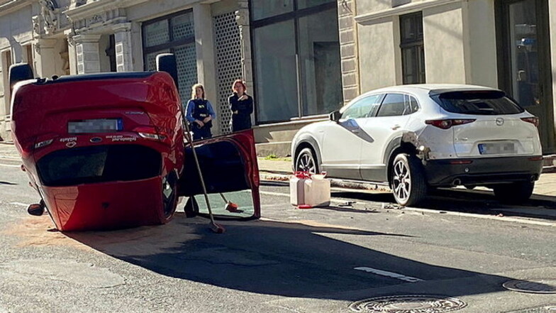 Unfall in Görlitz: Auto landet mitten in der Stadt auf dem Dach