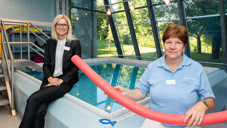 Klinik-Geschäftsführerin Tina Winkler (links) und Dörte Schellenberger, die Leiterin der Physiotherapie, am Bewegungsbecken.