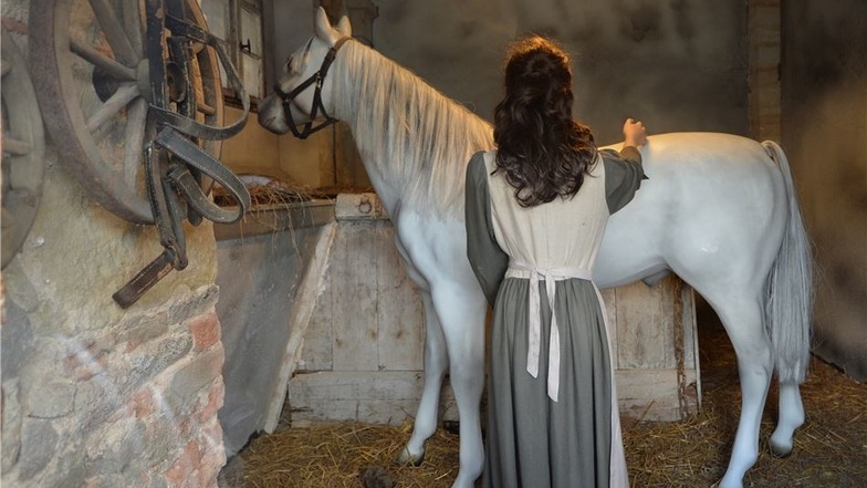 In der Moritzburger Ausstellung sind das Pferd und Aschenbrödel in einem liebevoll hergerichteten Stall unter der Schlossterrasse nachgebildet.