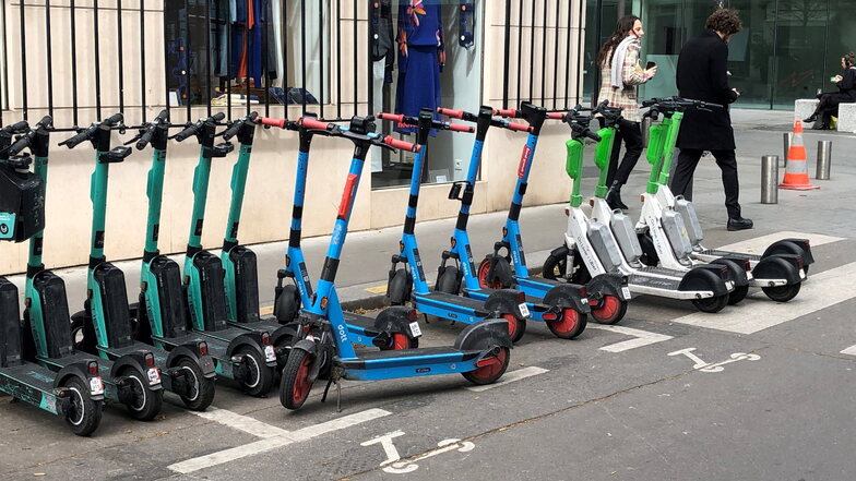 Seit 2018 gibt es die E-Scooter in Paris. Drei Vermieter bieten derzeit rund 15.000 Roller an. Nun werden sie verboten.