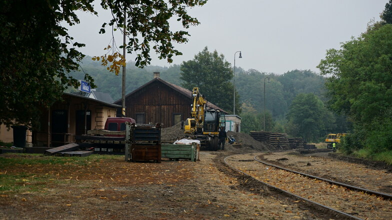 Erste Bauarbeiten am Bahnhof in Telnice.