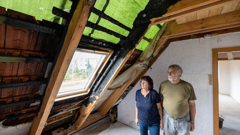 Martina und Josef Köhler im ausgebrannten Dachstuhl ihres Hauses. Sie sind dankbar für die riesige Unterstützung aus dem ganzen Dorf. Frauendorfs Ortsvorsteher hat eine Spendenaktion ins Leben gerufen.