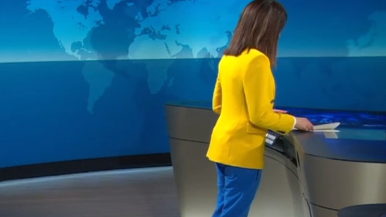 ARD-Sprecherin Linda Zervakis postet ein Video, in dem sie eine blaue Jogginghose trägt.