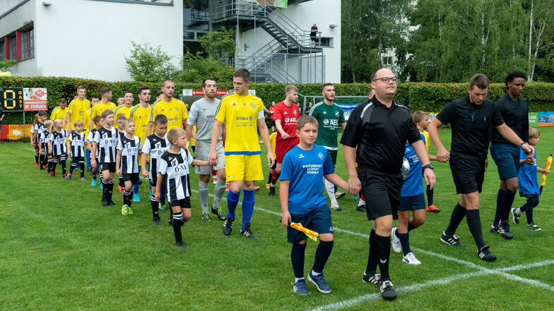 Gemeinsam mit den jüngsten Fußballern beider Vereine laufen die Mannschaften des BC Hartha und des VfB Leisnig zum ersten Saisonspiel der Kreisoberliga auf.