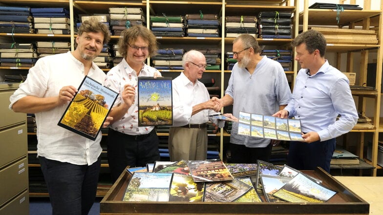 Bei Werner Böhme (M.) bedankt sich Stadtarchivar Tom Lauerwald. Zugegen waren auch Bürgermeister Markus Renner (r.) sowie die Meißner Kunstpreisträger Daniel Barmann (l.) und  Kay "Leo" Leonhardt.