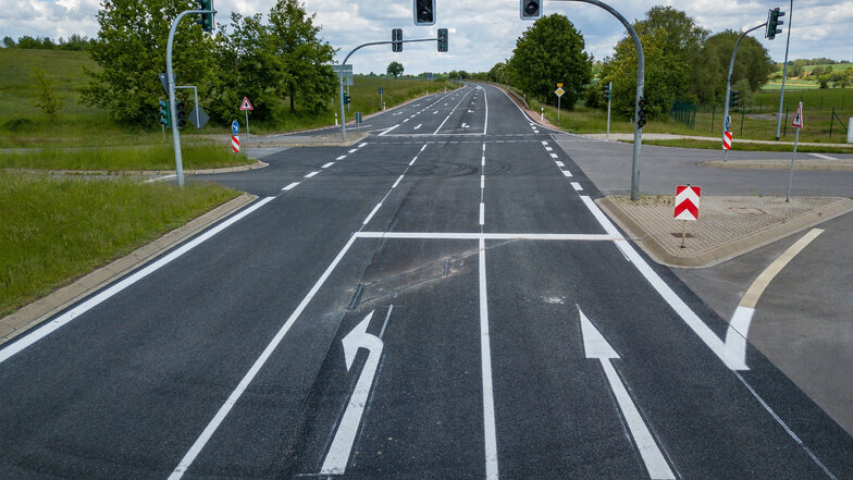 Neue Asphaltdecke und neue Markierungen: Die Bundesstraße 169 wird freigegeben.