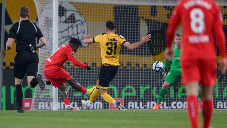 Der Treffer zum 1:2-Endstand: Samuel Bamba bestraft einen Patzer der Dresdner und schießt das dritte Tor der Partie.