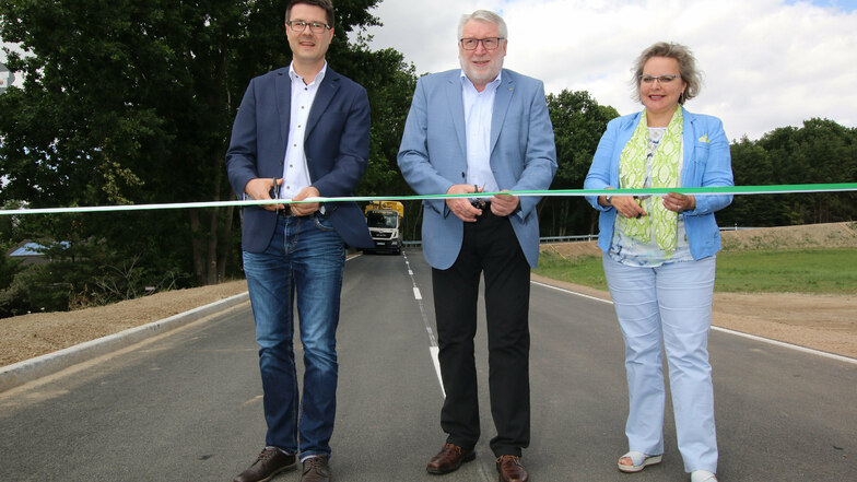 Im Sommer hat CDU-Bundestagsabgeordnete Veronika Bellmann (rechts) gemeinsam mit Landrat Damm und Döbeln-Oberbürgermeister Liebhauser (beide CDU) die neu ausgebaute Straße in Forchheim freigegeben.