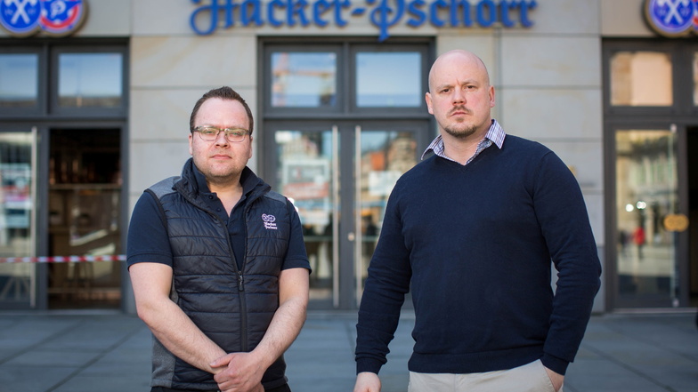 Gastro-Duo mit ernsten Mienen: Christian Seegerer (l.) und Daniel Fenske sind die Chefs im neuen Hacker-Pschorr-Wirtshaus am Dresdner Altmarkt.