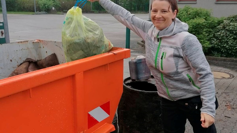 Lydia Hochmann aus Hermsdorf hat auf ihrem Spaziergang einen Sack voll Müll gesammelt.